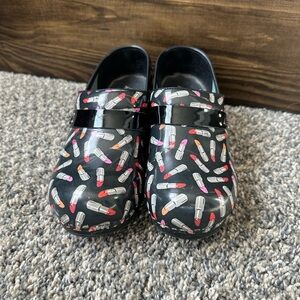 Sanita Black Clogs with Lipstick Print
